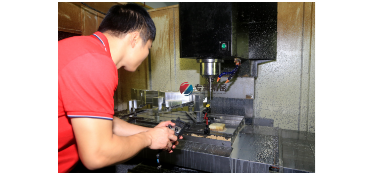 精密機械加工操作中 精密機械加工操作中